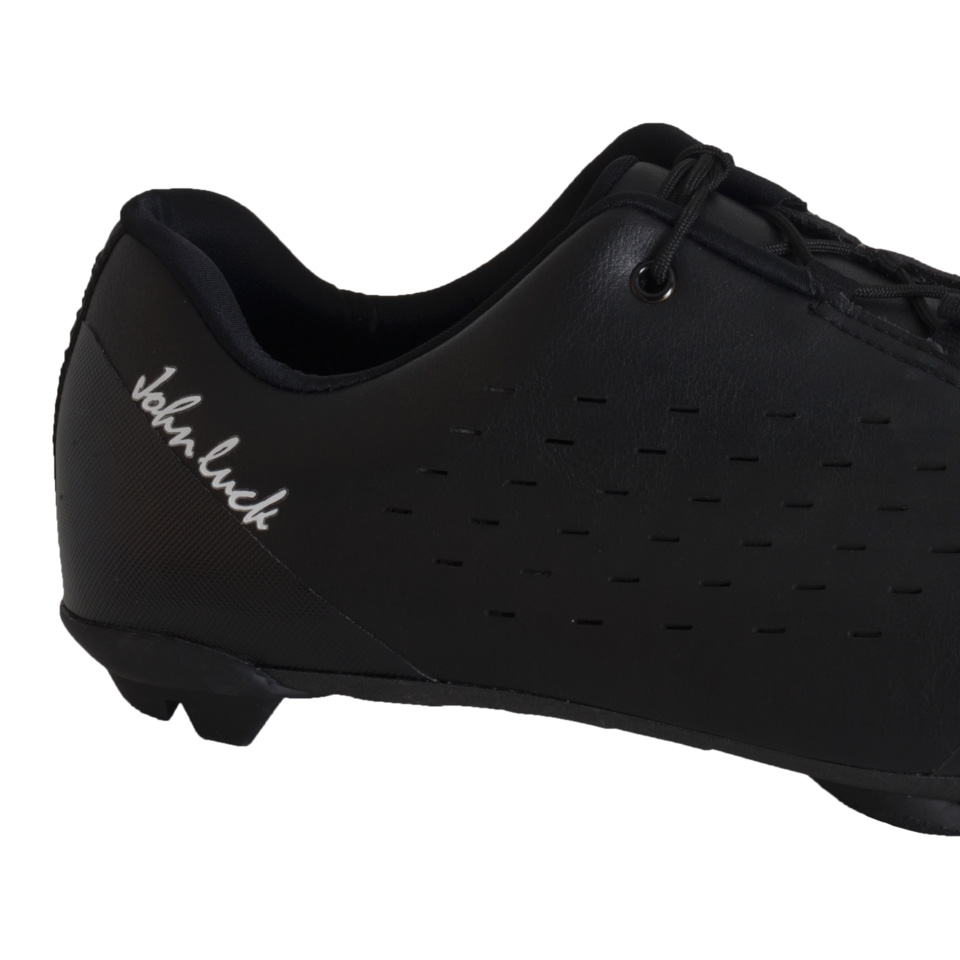 zapatillas MTB negras anchas con cordones