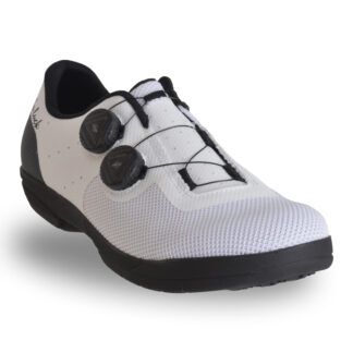 Zapatillas de ciclismo John Luck Corolla en color blanco, vista frontal destacando la puntera cuadrada y la horma respetuosa, ideales para la comodidad del pie en ciclismo de MTB y Gravel.