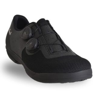 Zapatillas de ciclismo John Luck Corolla en color negro, vista frontal destacando la puntera cuadrada y la horma respetuosa diseñada para la comodidad del pie en MTB y Gravel.