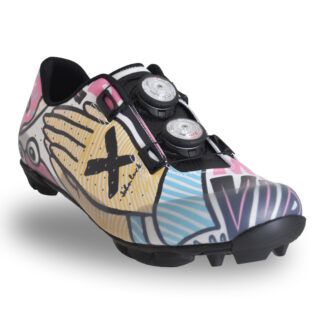 Zapatilla MTB John Luck Kona Comic unisex con diseño de arte urbano tipo grafiti (ojos, trazos, garabatos) y suela de carbono, reflejando dinamismo y estilo original.