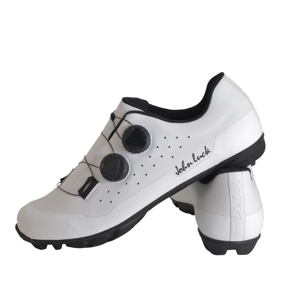Zapatillas Captur blancas con diseño técnico y suela carbono negra