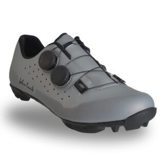 Zapatillas MTB John Luck Captur color gris plata para hombre y mujer, vista frontal.