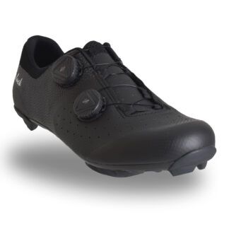 Detalle de la suela de carbono de alta rigidez de las zapatillas MTB John Luck Ibiza Negras para ciclistas top