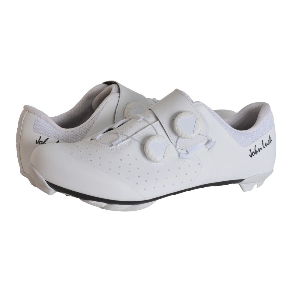 Detalle del sistema de cierre rotativo en zapatillas MTB con suela de carbono John Luck Palma.