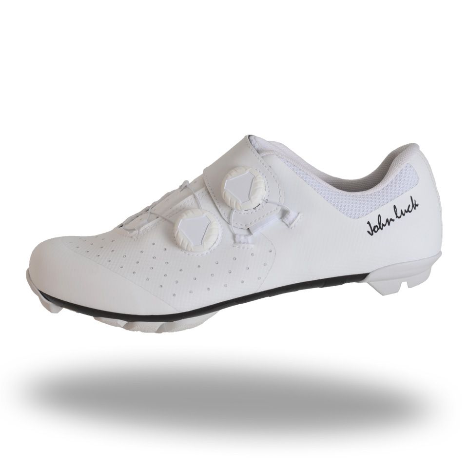 Vista lateral de las zapatillas MTB con suela de carbono SHD John Luck Palma, diseño elegante y transpirable.
