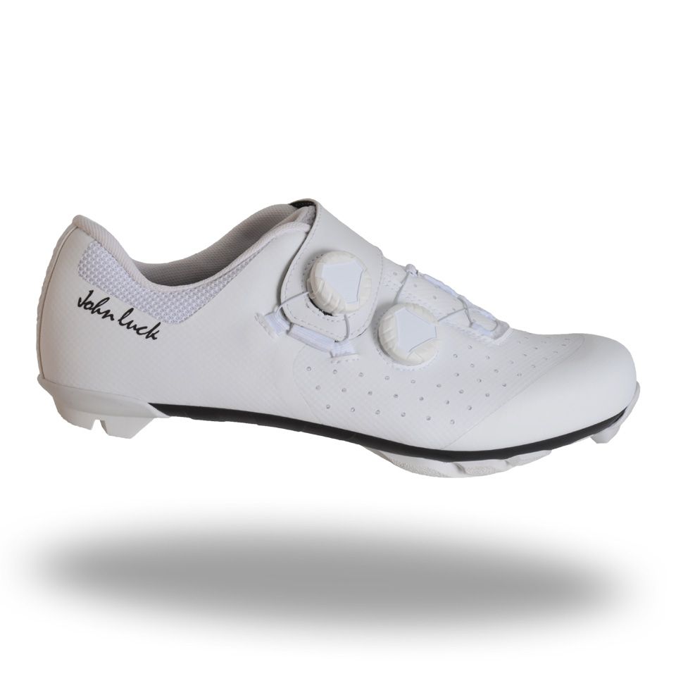 Zapatillas MTB de carbono John Luck Palma con doble cierre rotativo y ajuste preciso para rutas exigentes.